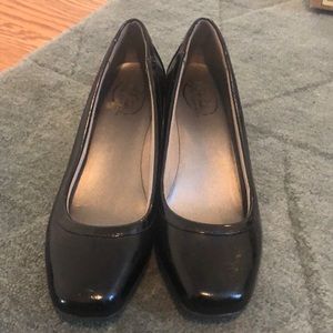 Lite Stride Simply Comfort patent leather shoe.
